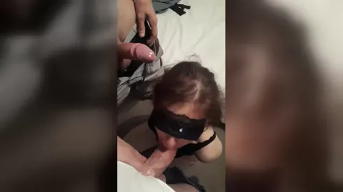 ⁣Завязали глаза бухой девке и по очереди выебали в рот 💦