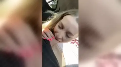 Снял русскую шалаву на обочине и заставил сосать в машине 18+