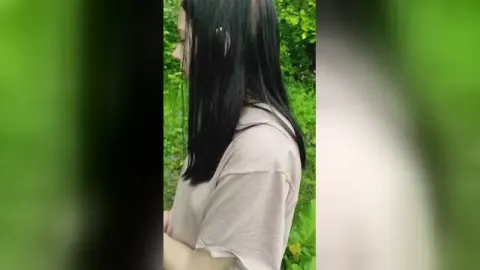 ⁣Русскую закладчицу заставили отсосать хуй и трахнули в жопу спортики за кидок магазина на наркоту