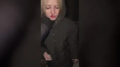 ⁣Блогерша Ксанни Банни (XANYBUNNY) жестоко выебана в лесу спортиками