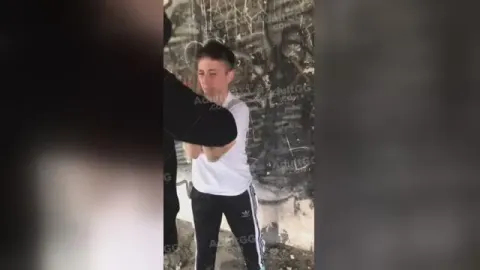 ⁣Закладчица с виду как пацан только с ОГРОМНЫМИ сиськами была наказана спортиками