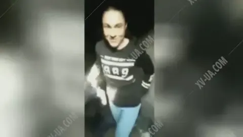 ⁣Закладчицу раздели и облили мочой