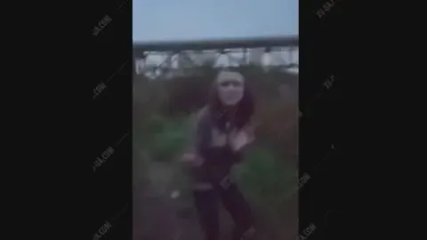 ⁣Спортики поймали закладчицу ⭐️ наказали шокером, ссаками и хуями