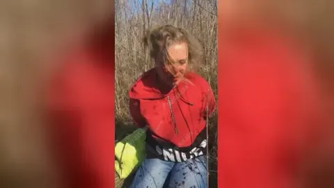 ⁣Русская закладчица поймана спортиками в полях была избита и получила за щеку