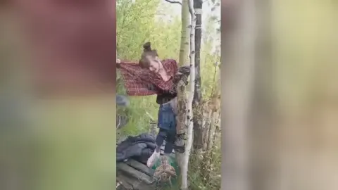 ⁣Закладчицу выпороли привязав к дереву после чего выебали в обе дырки