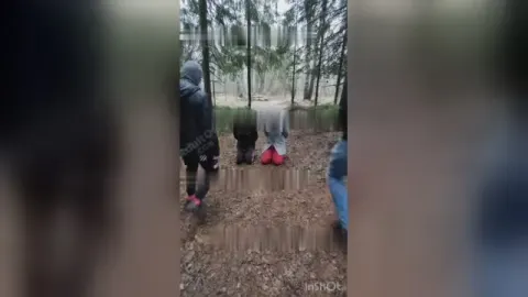 ⁣Русским закладчицам пришлось не легко ▶️ Спортики изнасиловали двух русских закладчиц в лесу
