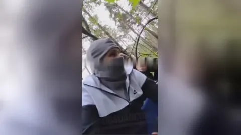 ⁣Русскую закладчицу поймали с поличным в лесу и выебали