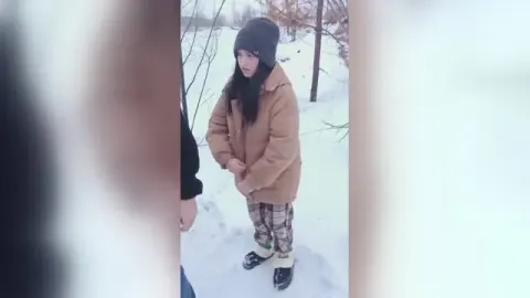 ⁣Банда спортиков выебала закладчицу на глазах у её парня