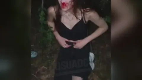 ⁣Русскую закладчицу поставив на колени в лесу заставили сосать