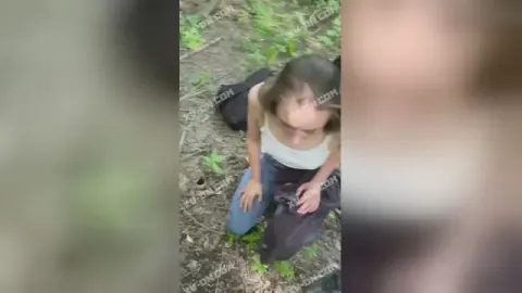 ⁣Русскую закладчицу поставив на колени заставили сосать