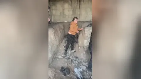 ⁣Старушку закладчицу раздели заставив сосать