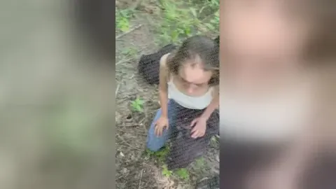 ⁣Парень смотрит как его девушка закладчица сосет хуй спортикам