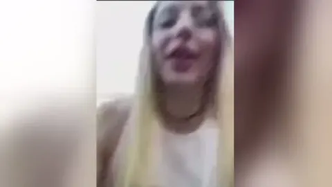 ⁣Две московские обдолбаные студентки лижут друг другу пезды на крыше дома